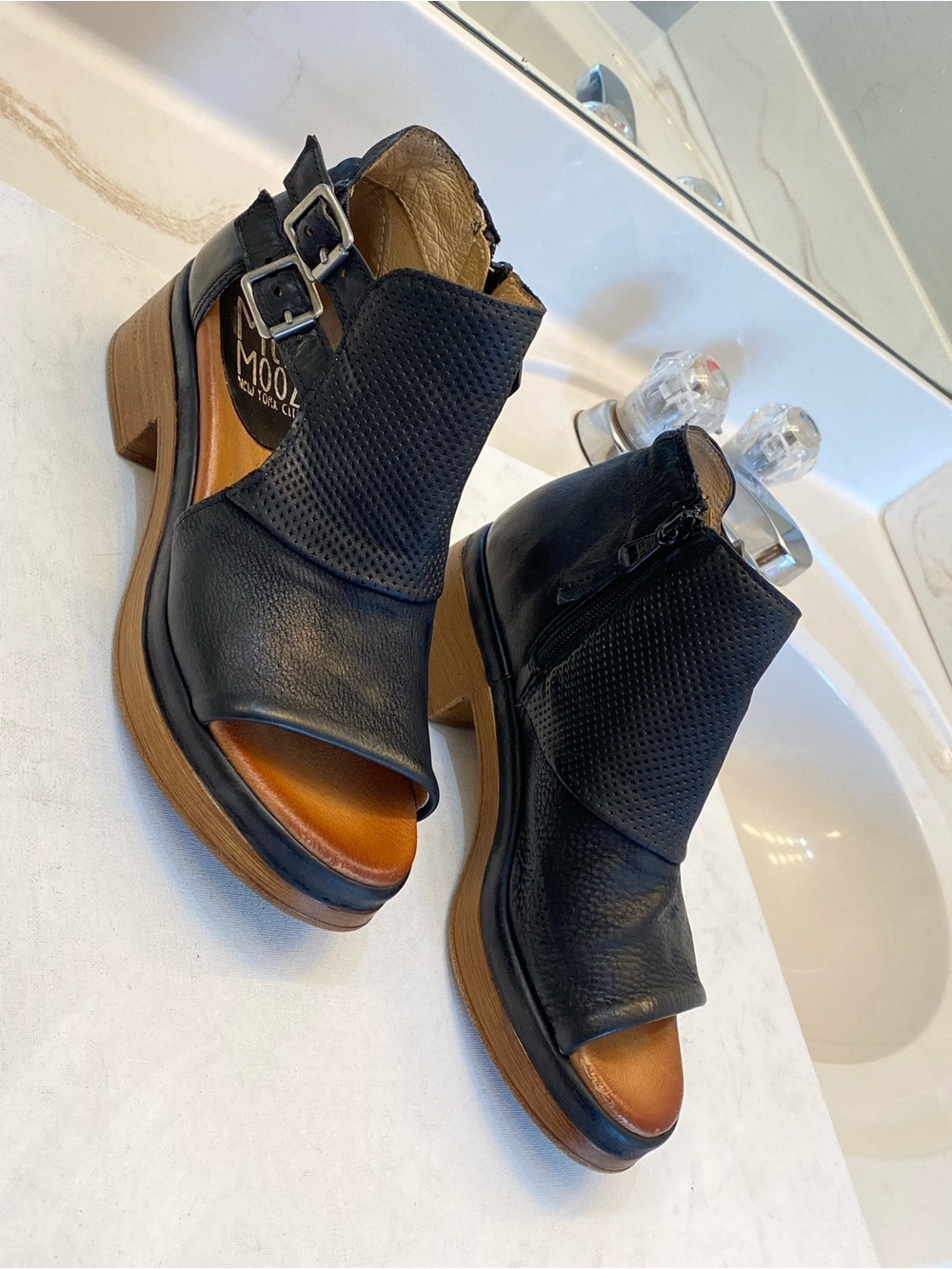 Miz Mooz Leather heels Sandals Size 38, US Size 7.5 great condition clean